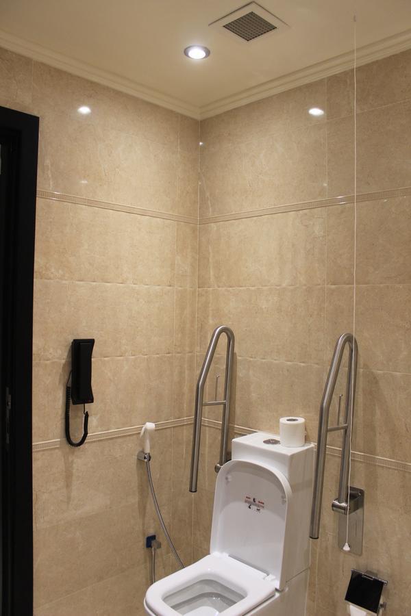 Tio Sea Resort El Hor Dış mekan fotoğraf A toilet with a grab rail