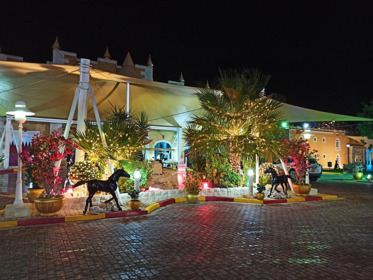 Tio Sea Resort El Hor Dış mekan fotoğraf Al Shaqab at night